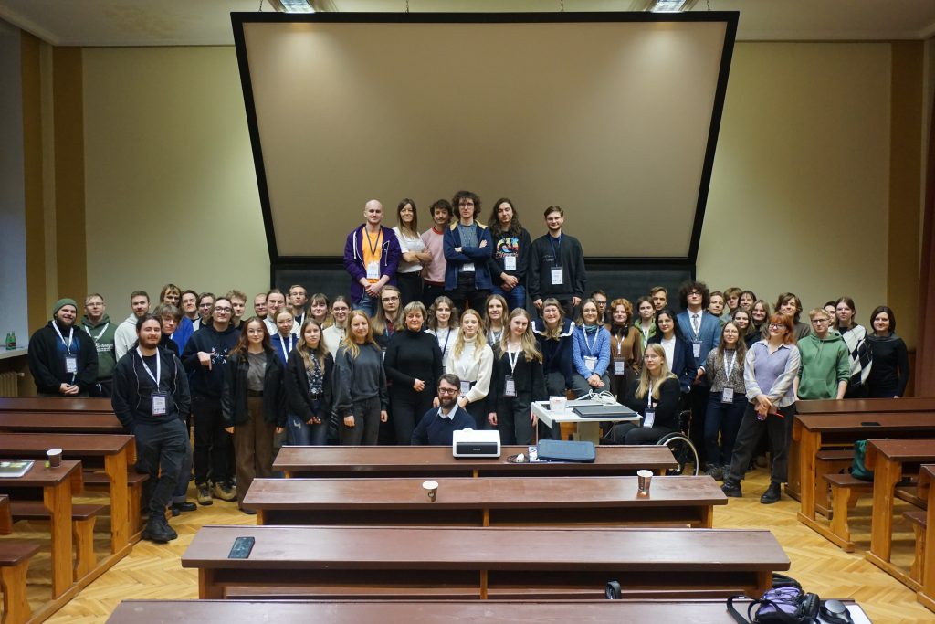 Wspólne zdjęcie uczestników w Sali Kopernikańskiej